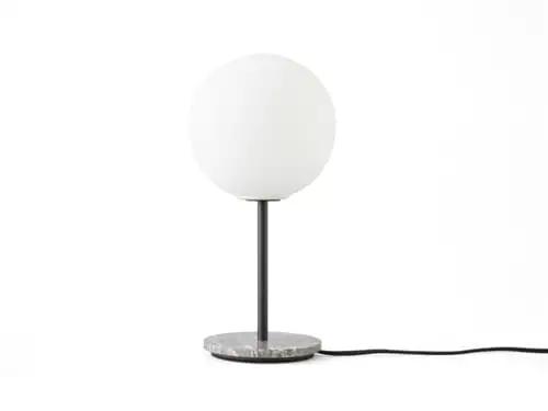 Audo Copenhagen TR Bulb Tischlampe H: 41 cm – Matt Opal/Grå Marmor