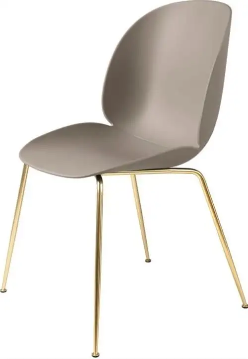GUBI Beetle Esszimmerstuhl mit konischem Gestell – Messinggestell / neue beige Schale