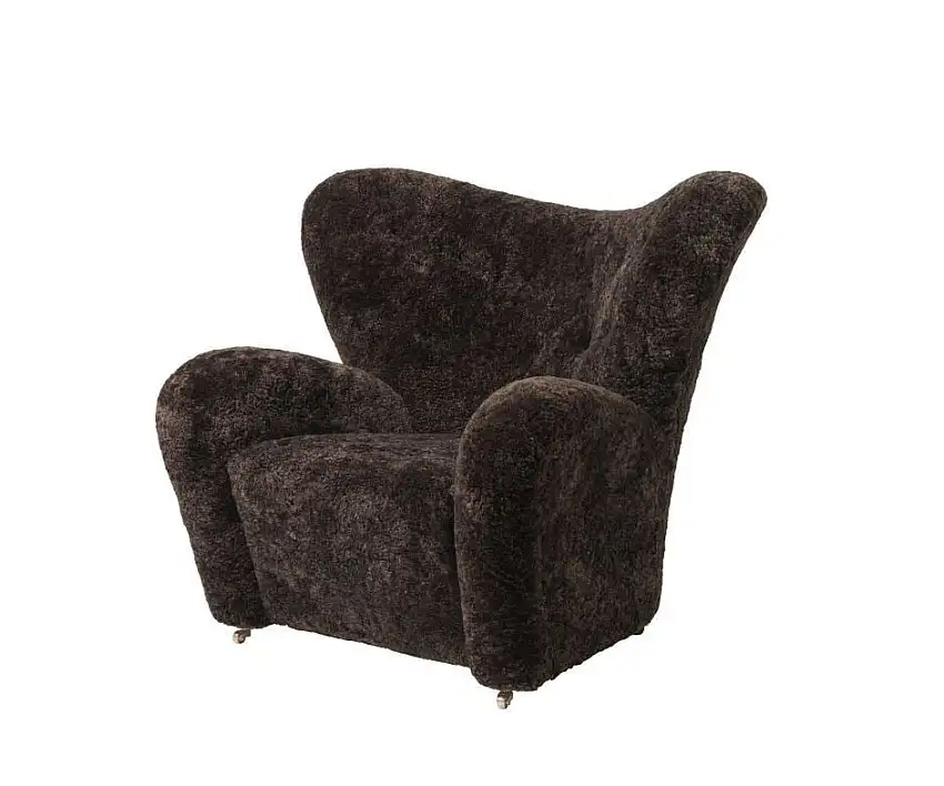 Audo Copenhagen The Tired Man Sessel SH: 38 cm – Lammfell Espresso/Räuchereiche