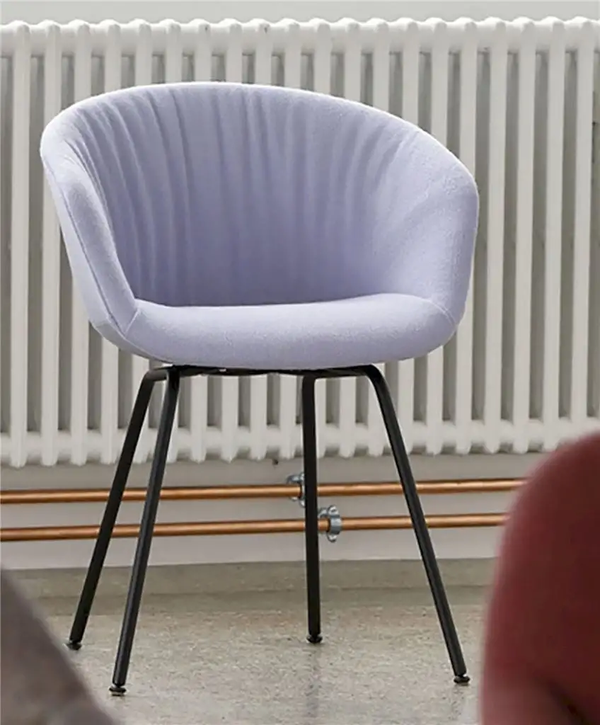 HAY AAC27 Soft About a Chair Esstischstuhl Vollgepolstert mit Armlehnen SH: 46 cm – Schwarz pulverbeschichteter Stahl/Vidar 723