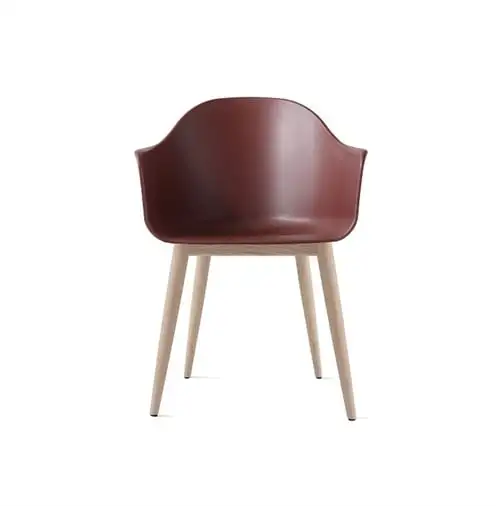Audo Copenhagen Harbour Esszimmerstuhl SH: 45 cm – Gestell aus gebranntem Rot/Natureiche