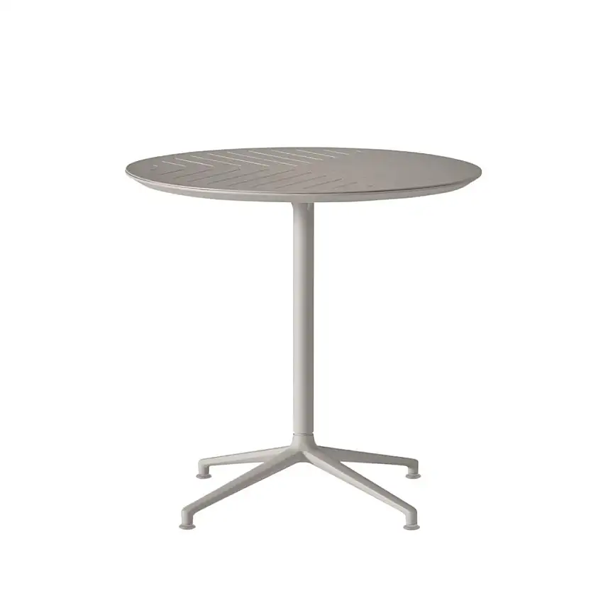 Vipp 717 Café-Tisch für den Außenbereich, Ø: 75 cm – Teak/pulverbeschichtetes Aluminium