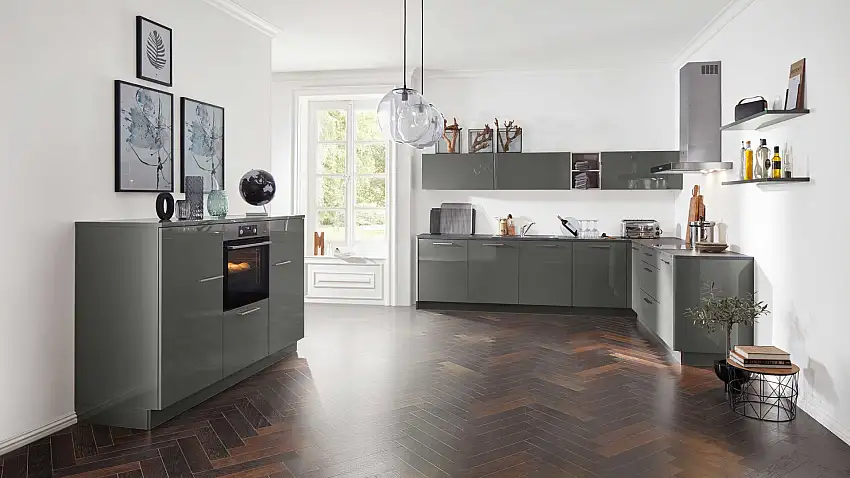 Interliving Küche Serie 3007 mit AEG Einbaugeräten, Quarzgrau & Steel – zweizeilig