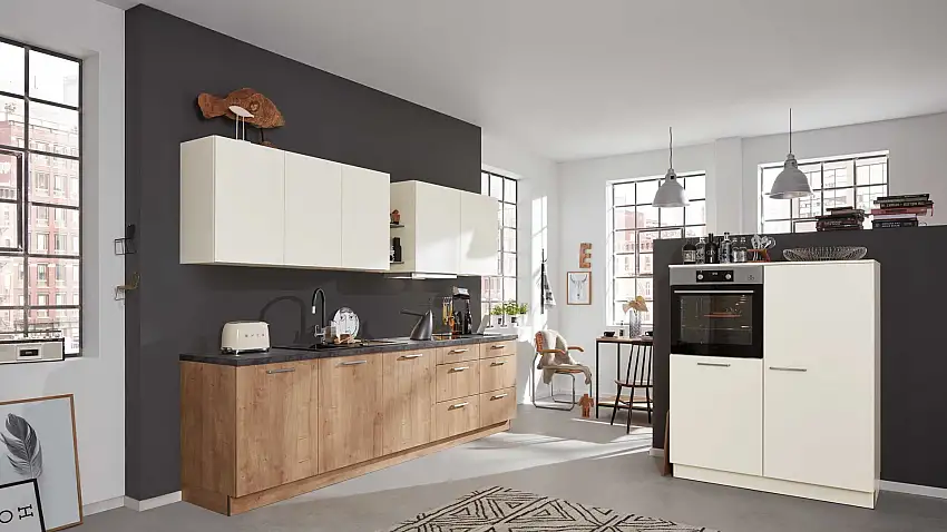 Interliving Küche Serie 3014 mit AEG Einbaugeräten, Magnolie & Chaleteiche – zweizeilig