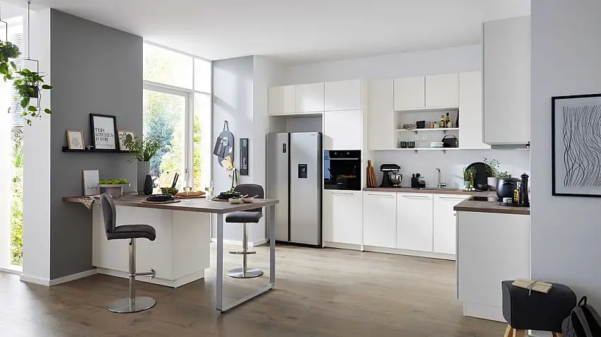 Interliving Küche Serie 3090 mit Side by Side Kühlschrank, Magnolia – zweizeilig