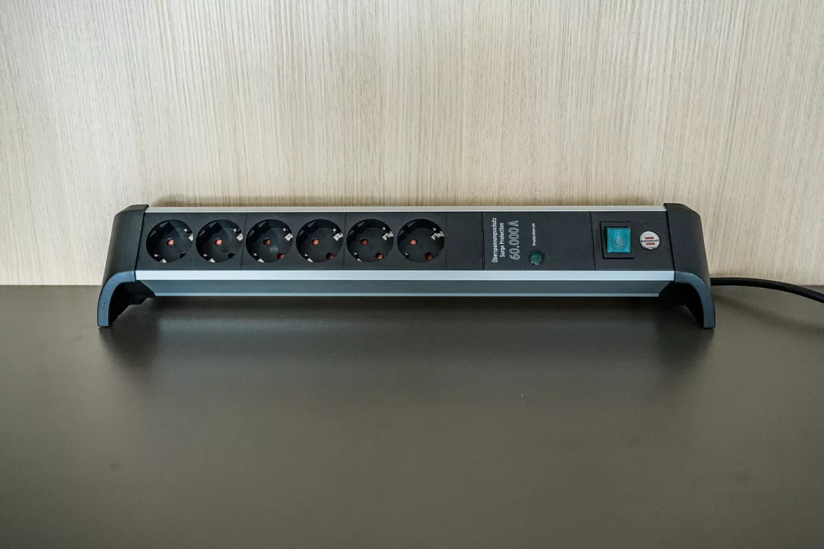 Brennenstuhl Alu-Office-Line 60.000A Überspannungsschutz-Steckdosenleiste 6-fach 1,8m H05VV-F 3G1,5